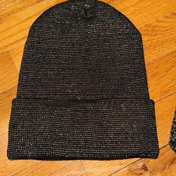 NWT Juncture women’s 2 piece winter bundle toboggan hat cap gloves black silver - Picture 7 of 9